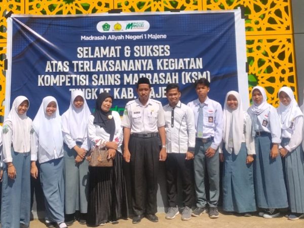 (Foto Bersama Kepala Madrasah MA PPPA GUPPI Rangas, Wakamad Kesiswaan dan Guru Pendamping bersama Siswa Peserta KSM 2024, di Lokasi KSM MAN 1 Majene).