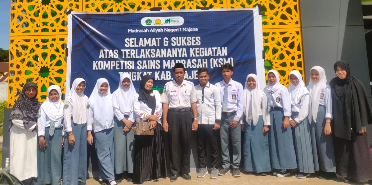 (Foto Bersama Kepala Madrasah MA PPPA GUPPI Rangas, Wakamad Kesiswaan dan Guru Pendamping bersama Siswa Peserta KSM 2024, di Lokasi KSM MAN 1 Majene).