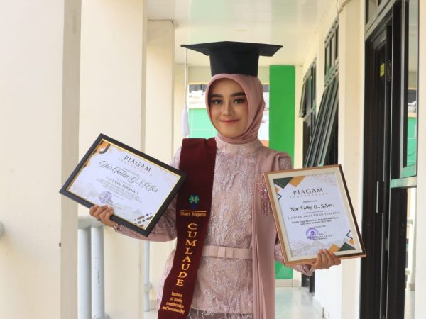 Guru Honorer dan Pembina Jurnalistik MA PPPA GUPPI RANGAS Raih Penghargaan Wisudawan Terbaik dan Lulusan Tercepat pada Wisuda Angkatan ke-5 STAIN Majene 2024